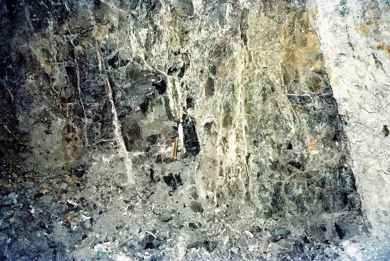 写真-2.10　安山岩の断層破砕帯.jpg